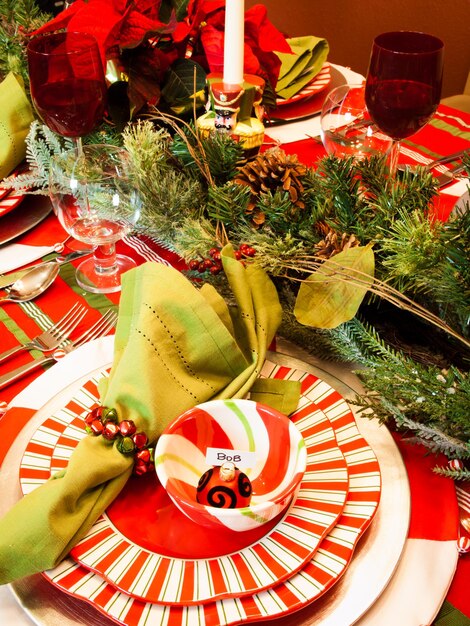 Une table dressée pour un repas de fête.