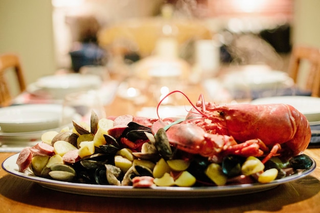 Une table dressée pour un repas un plateau de fruits de mer avec homard et palourdes