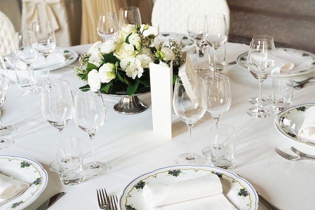 Table dressée pour une soirée événementielle ou une réception de mariage. Belle table.