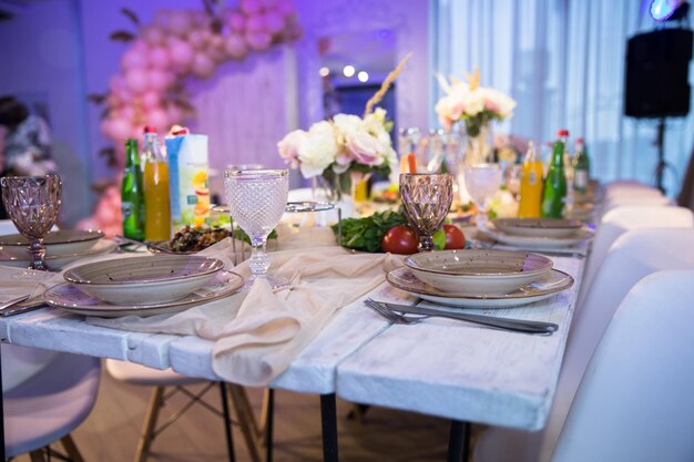 Table dressée pour une soirée événementielle