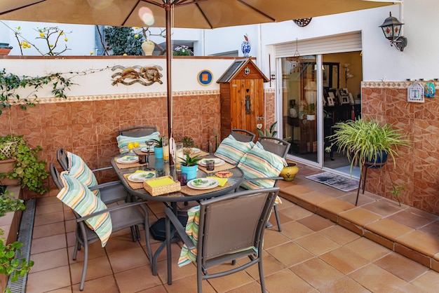 Table dressée sur une terrasse privative dans la maison