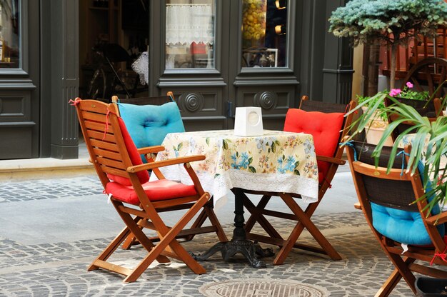 La table du bar sur la terrasse d'été.