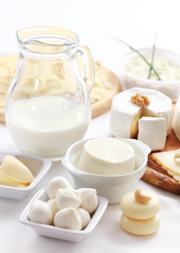 Photo une table avec du fromage et un peu de fromage et d'autres articles