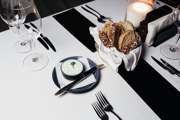 Table avec du pain au restaurant