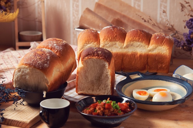 Une table avec du pain et des œufs dessus