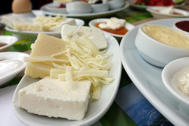 La table du petit-déjeuner traditionnel turc a l'air si délicieuse