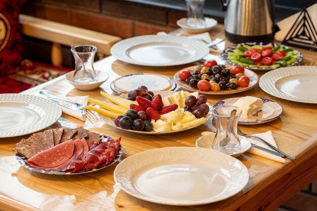 Photo table du ramadan la table sahur avec des variétés de fromage salami pastrami rôtisse des olives et du thé