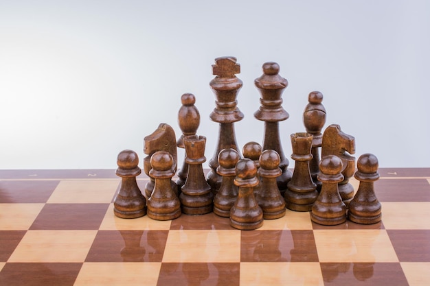 Table à échecs avec des pièces d'échecs