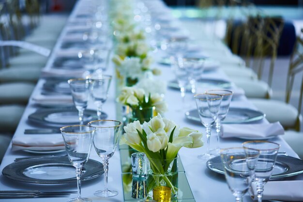 Table d'élégance mise en place avec des fleurs de lotus, mise au point sélective.