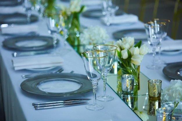 Table d'élégance mise en place avec mise au point sélective de fleurs de lotus