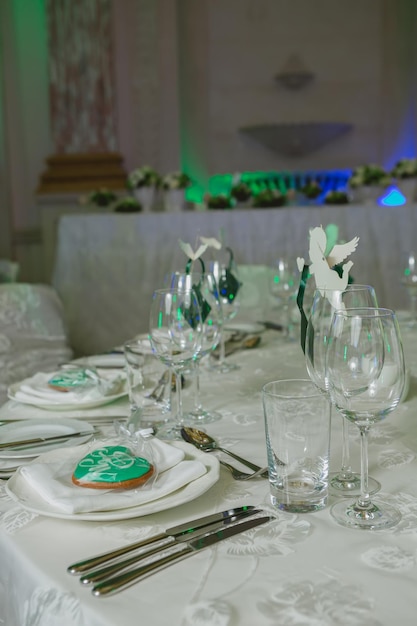 Table élégante dressée pour le banquet de mariage