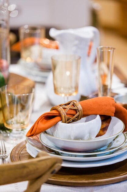 Table élégante préparée pour le dîner de Thanksgiving avec la famille et les amis.