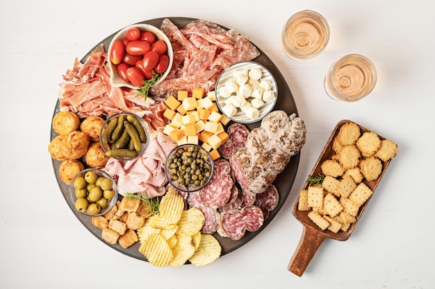 Table d'entrées avec différents snacks de charcuterie antipasti fromage