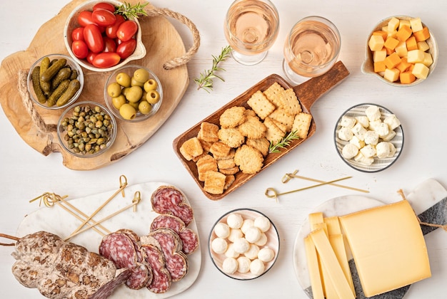 Table d'entrées avec différents snacks de charcuterie antipasti fromage