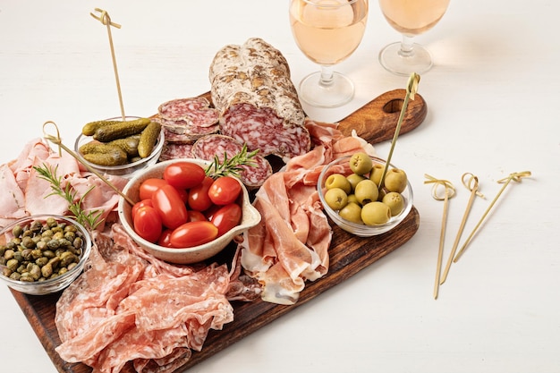 Table d'entrées avec différents snacks de charcuterie antipasti fromage