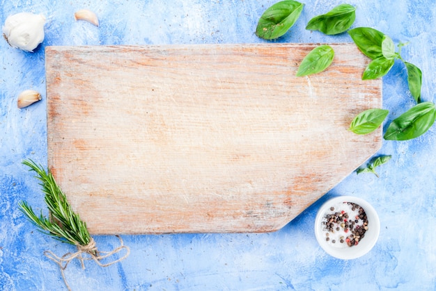 Table avec des épices et des herbes pour cuisiner