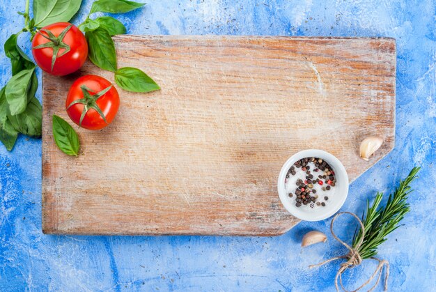 Table avec des épices et des herbes pour cuisiner