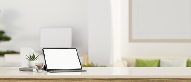 Table d'espace de travail avec maquette d'écran de tablette et espace de copie sur un salon blanc flou