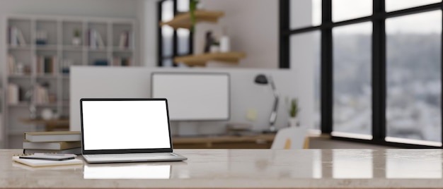 Table d'espace de travail avec maquette d'ordinateur portable sur un bureau urbain moderne flou en arrière-plan