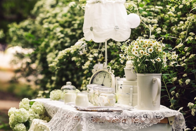 La table est décorée en blanc avec des heures anciennes