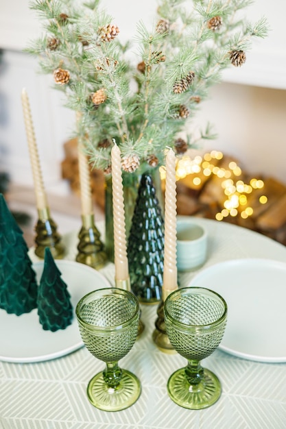 La table est dressée près du sapin de Noël pour un dîner romantique du Nouvel An Dîner festif du Nouvel An