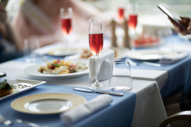 La table est mise Vin rouge dans des verres sur la table Table de fête