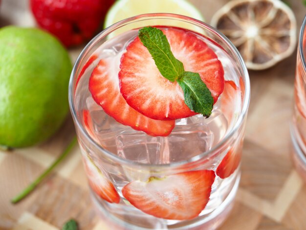 Sur la table est en verre avec boisson, glace et fraises