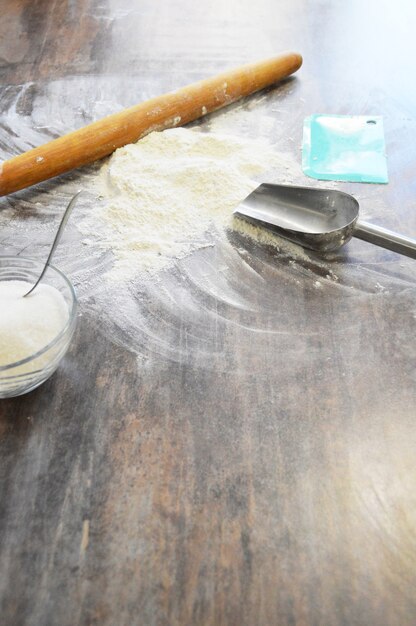 table avec farine vue de dessus spatule sucre