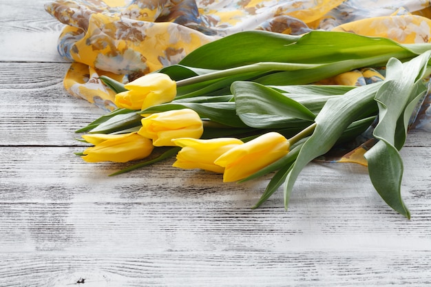 Table femme après avoir reçu un bouquet de fleurs