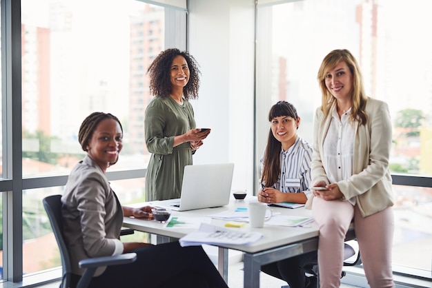 La table des femmes puissantes travaillant dur dans l'entreprise Photo recadrée d'un groupe de femmes d'affaires ayant une réunion au bureau