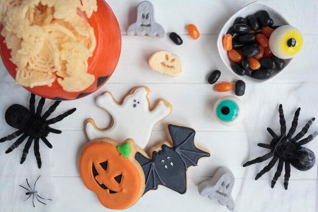 Photo table festive d'halloween avec des biscuits et des friandises