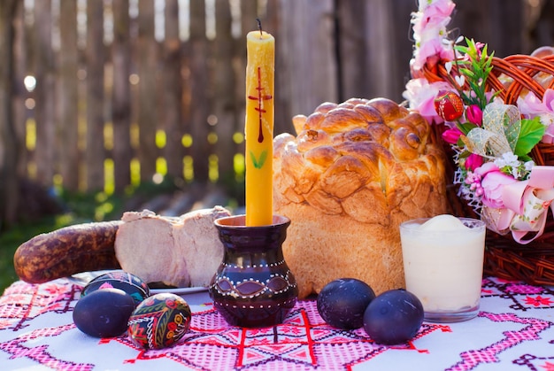 La table festive de Pâques avec de la nourriture traditionnelle à l'extérieur