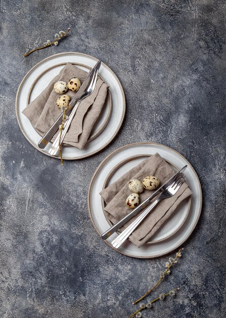 Table festive de Pâques avec des œufs de caille vue de haut