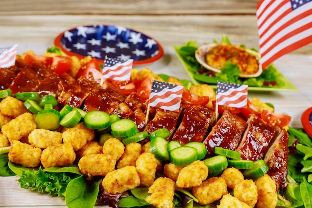 Table de fête avec apéritif délicieux et drapeau américain.