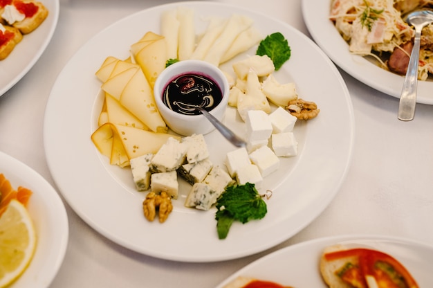 La table de fête avec apéritif fromage, snacks à base de viande. Table servie avec de la nourriture. Table de fête. Table de mariage, nourriture.