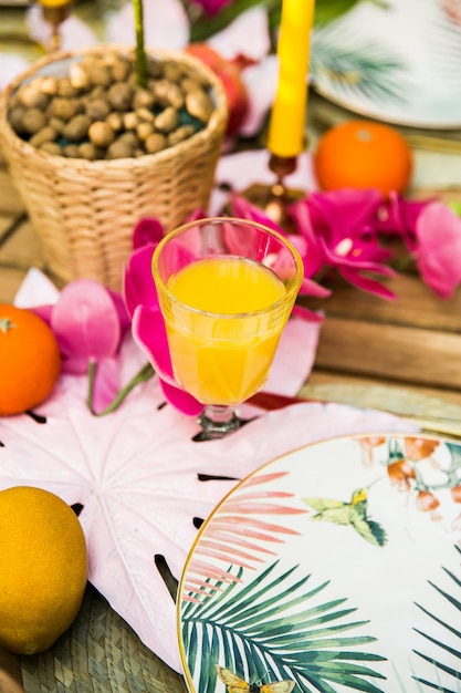 Photo table de fête. assiette décorative et verre à jus sur table en bois