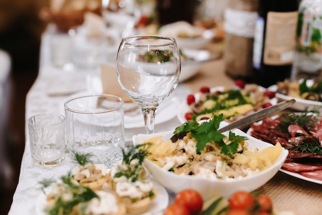 Table de fête au restaurant avec verres à vin et plats variés