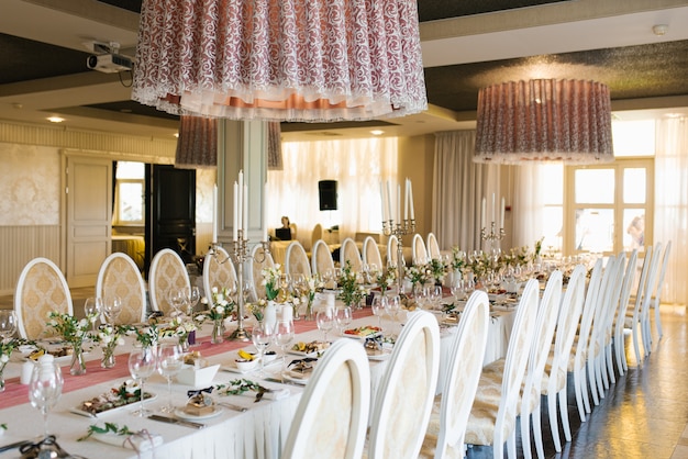 Table de fête de banquet lors d'un mariage dans un style classique