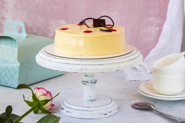 Table de fête de célébration gâteau fait maison sur un support blanc avec rose rose