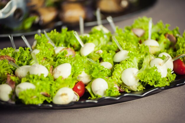 Table de fête avec cuisine européenne