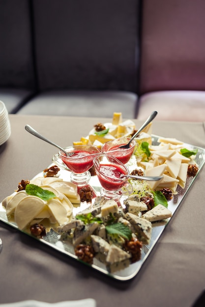 Table de fête avec cuisine européenne