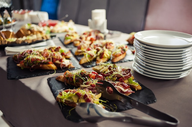 Table de fête avec cuisine européenne