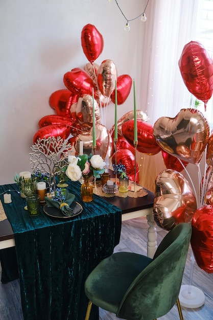 Table de fête dans la salle à manger décorée pour la Saint-Valentin