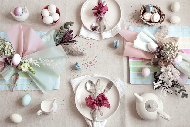 Table de fête décorée avec dessert de Pâques, thé et œufs à plat. Joyeuses Pâques.