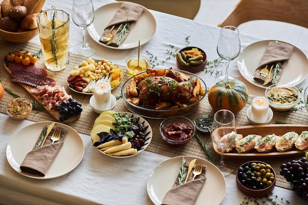 Photo table de fête avec de délicieux plats d'automne rustiques