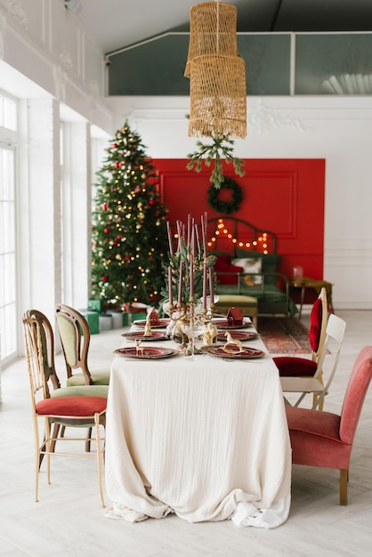 Table de fête élégante pour le dîner de Noël à l'intérieur d'un salon classique