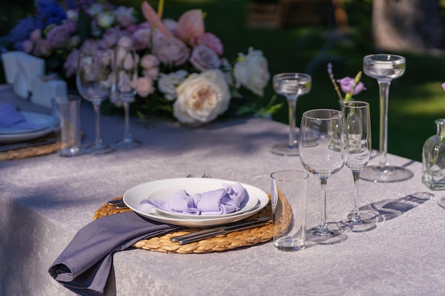 La Table De Fête Est Servie Et Décorée De Fleurs Fraîches. Détails Des Décorations Festives Avec Des Fleurs Fraîches