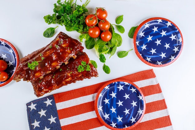 Table de fête festive avec côtes et légumes pour les vacances américaines.