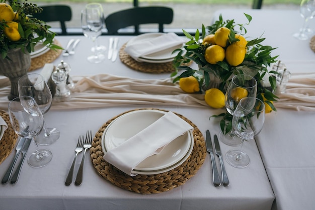 Table de fête à la fête de mariage décorée d'arrangements de citron