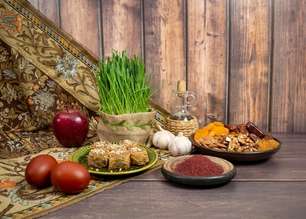 Table de fête en l'honneur de Navruz Blé avec ruban rouge fête traditionnelle de l'équinoxe vernal Nowruz
